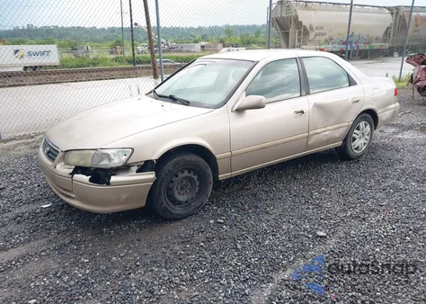 2001 Toyota Camry Le z USA, uszkodzony, nr VIN 4T1BG22K91U867787